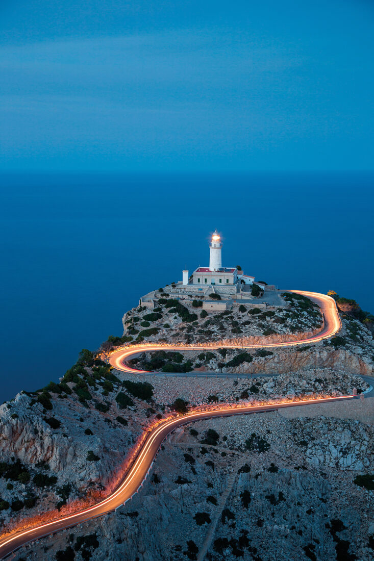 Lichterschlange vor dem Leuchtturm auf Formentor / Mallorca (Foto: Holger Leue)