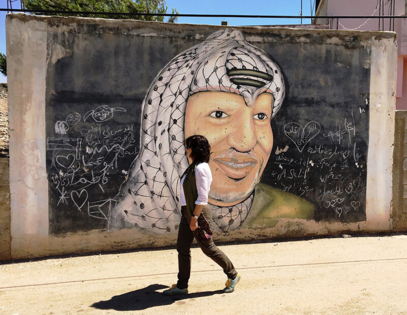 Autorin vor Mauergemälde von Jassir Arafat in Jalameh (Foto: Dagmar Gehm)