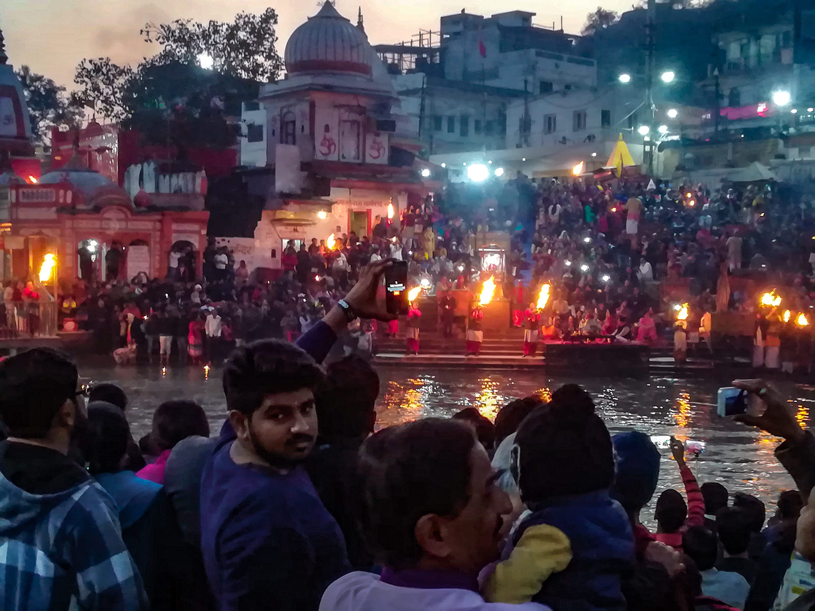Jeden Abend wird am Fluss die Arti-Zeremonie gefeiert – zu Ehren des Ganges. (Foto: Björn Erik Sass)