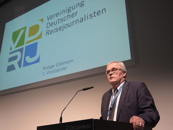 VDRJ-Vorsitzender Rüdiger Edelmann bei einer früheren, „echten“ Preisverleihung. (Foto: Messe-Berlin)
