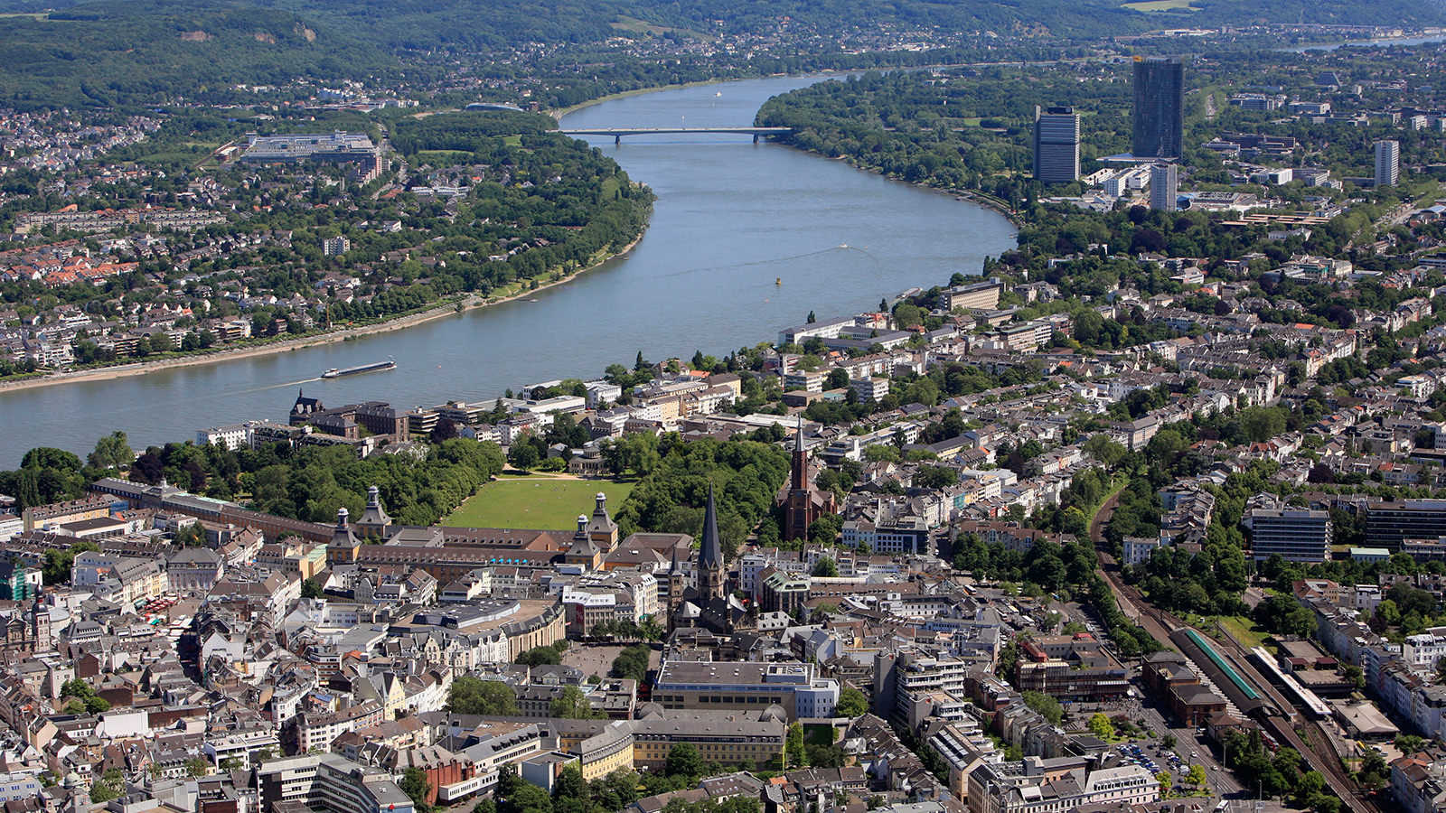 Panoramablick auf die Bundesstadt Bonn; Foto: Presseamt der Stadt Bonn/Martin Sondermann