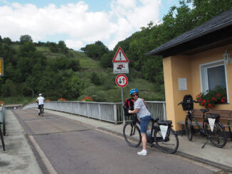 Pressereise-Radtour im Trierer Land: Wer in Langsur über die Brücke fährt, ist in Luxemburg. A1 Bescheinigung dabei? (Foto: Heidrun Braun)