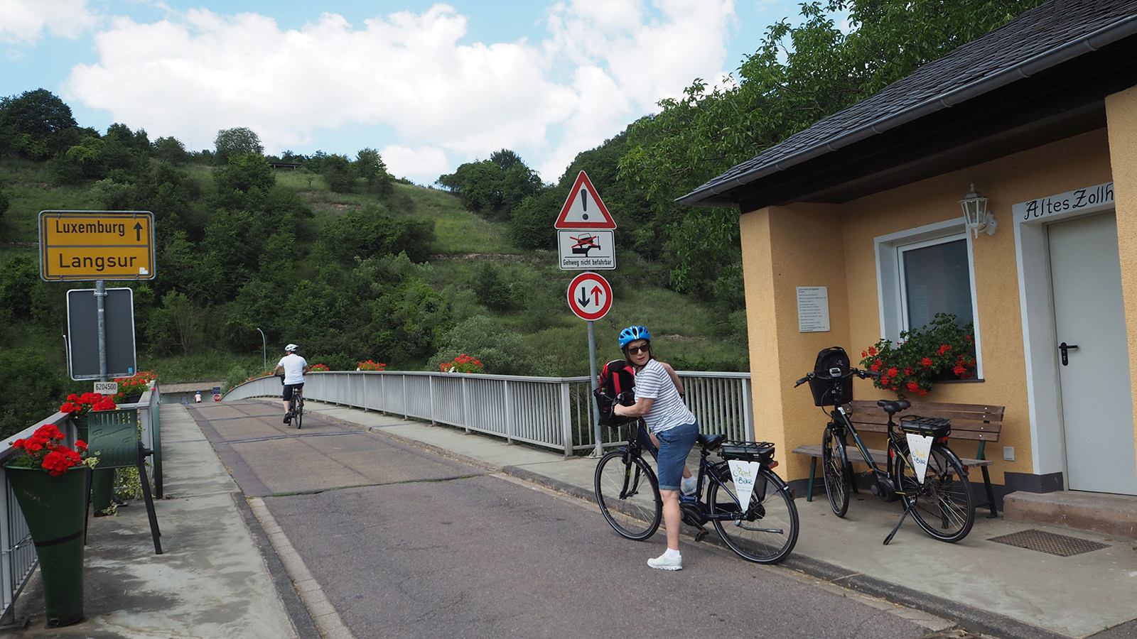 Pressereise-Radtour im Trierer Land: Wer in Langsur über die Brücke fährt, ist in Luxemburg. A1 Bescheinigung dabei?  (Foto: Heidrun Braun)