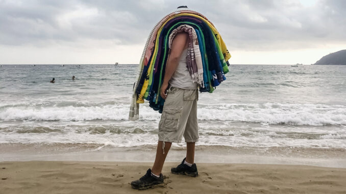 Im Hochsommer verkaufen sich am Strand die Hamamtücher am besten, im Herbst dicke, warme Frotteehandtücher. (Foto: Gabriela Herpell)