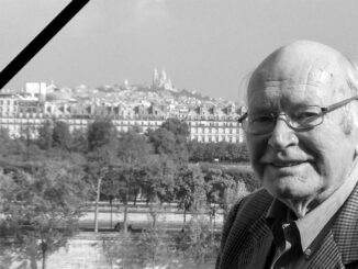 Bis ins hohe Alter unterwegs: Dr. Hans Eckart Rübesamen mit 88 Jahren vor dem Montmartre. Einfach nur noch entdecken, nichts mehr schreiben müssen. (Foto: privat)