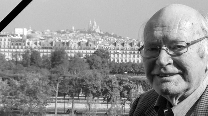 Bis ins hohe Alter unterwegs: Dr. Hans Eckart Rübesamen mit 88 Jahren vor dem Montmartre. Einfach nur noch entdecken, nichts mehr schreiben müssen. (Foto: privat)