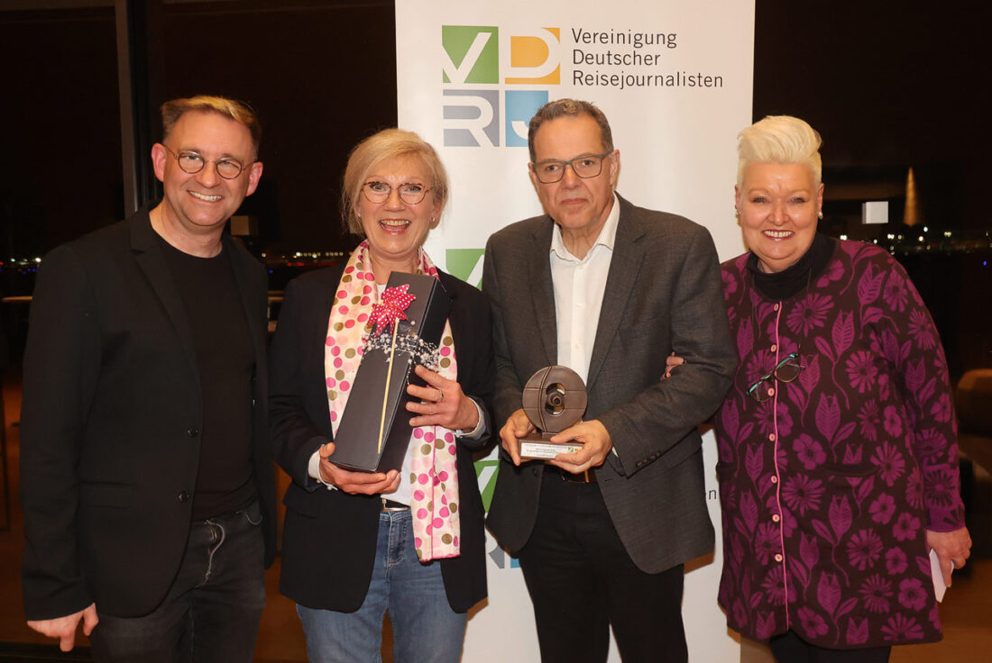 Dr. Martin Wein, 1. Vorsitzender & Sprecher der VDRJ; Michaela Ammann mit ihrem Ehemann, dem Preisträger Christoph Ammann; und Marina Noble, Geschäftsführerin VDRJ-Ehrenpreis (Foto: Flechtner/Fraport)